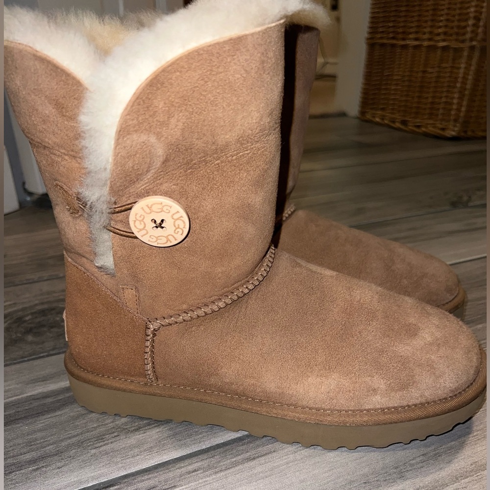 UGG Bailey Button